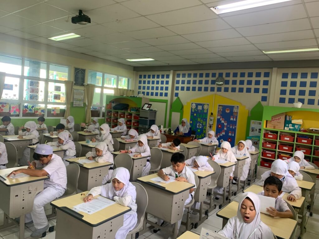 Murid SD Islam Al Azhar 17 Bintaro mengikuti ASTS 2026/2027 menggunakan tablet di ruang kelas