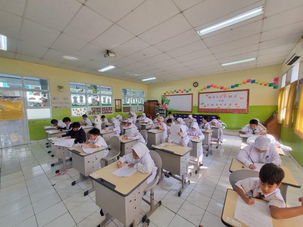 Murid SD Islam Al Azhar 17 Bintaro mengerjakan ASTS secara tertulis di ruang kelas