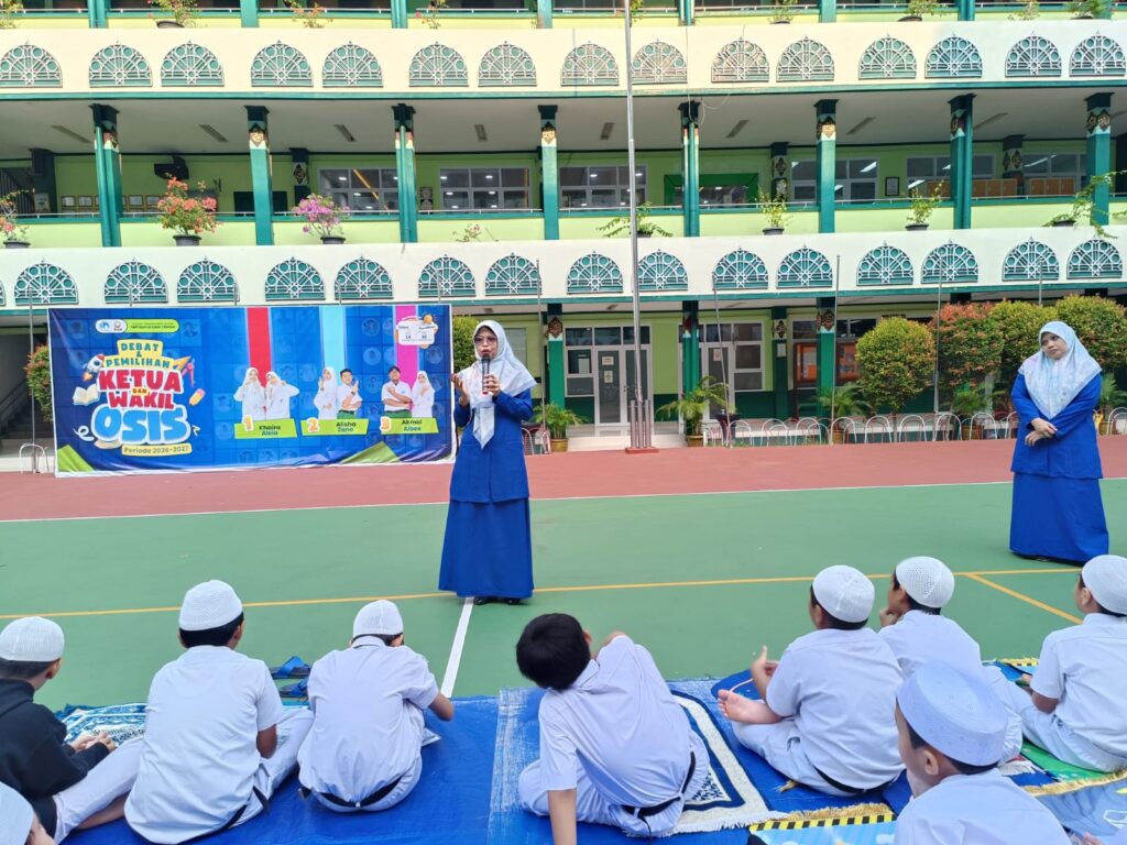 Kepala Sekolah SD Islam Al Azhar 17 Bintaro, Ibu Retno Fitriasih, M.Pd., memberikan pengarahan kepada murid sebelum pelaksanaan ASTS