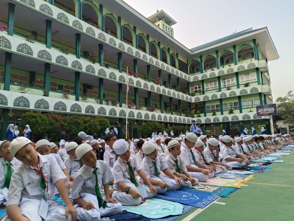 Murid SD Islam Al Azhar 17 Bintaro mengikuti sholat dhuha di lingkungan sekolah