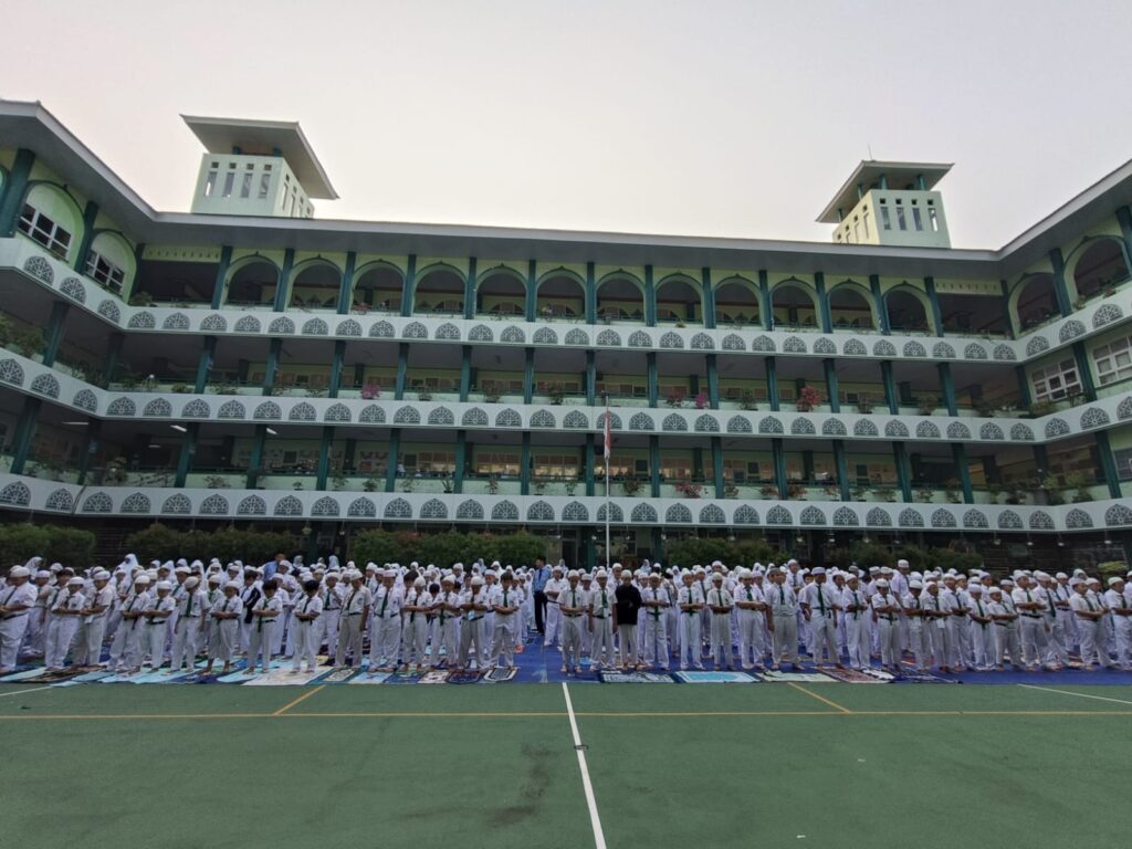Murid SD Islam Al Azhar 17 Bintaro melaksanakan sholat dhuha bersama sebelum ASTS hari pertama