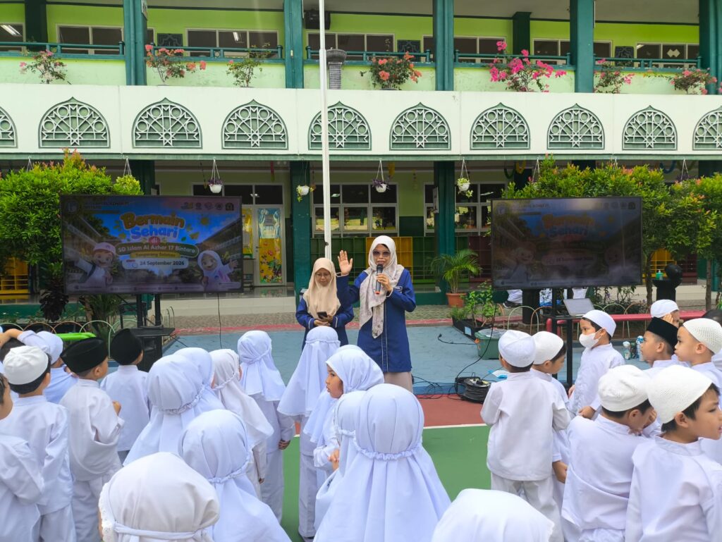 Kepala Sekolah SD Islam Al Azhar 17 Bintaro membuka kegiatan Bermain Sehari di SD Islam Al Azhar 17 Bintaro