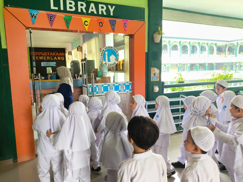 Murid TK Islam Al Azhar 17 Bintaro mengikuti tour lingkungan dan fasilitas SD Islam Al Azhar 17 Bintaro