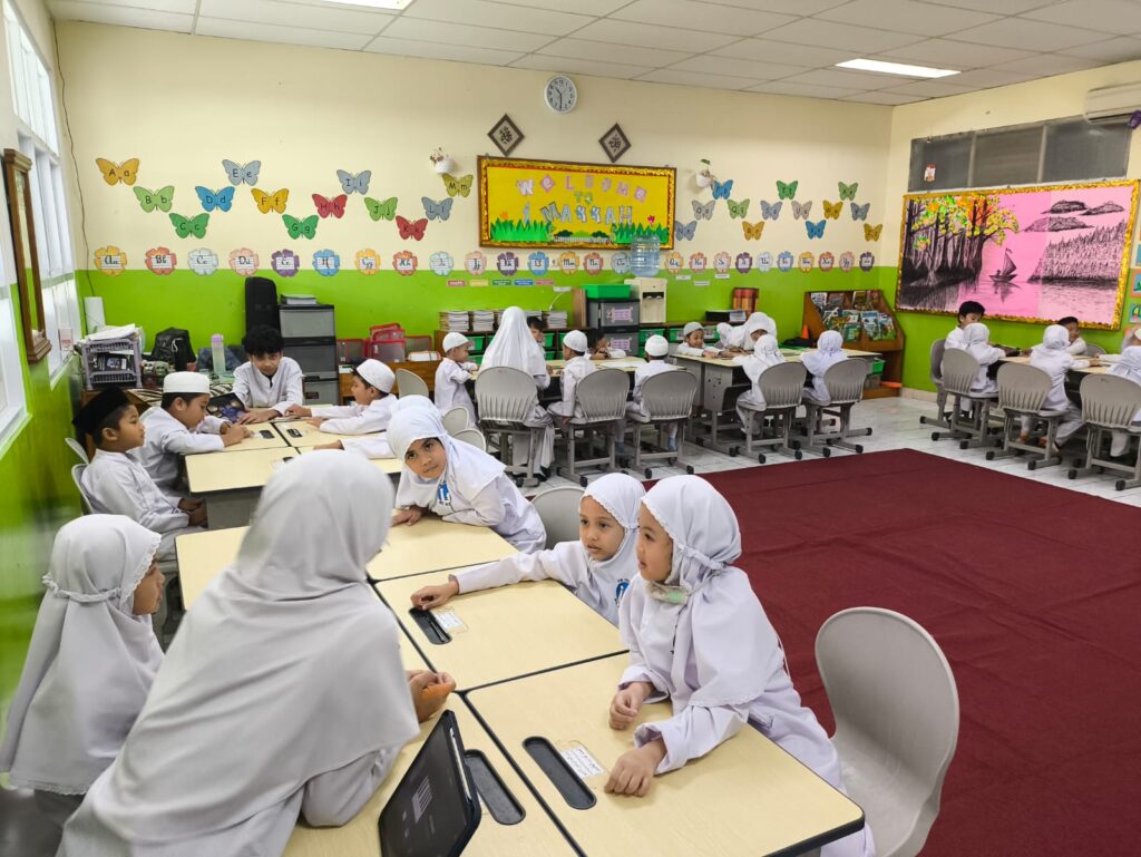 Murid TK Islam Al Azhar 17 Bintaro mengikuti kegiatan untuk diajarkan bermain musik melalui aplikasi oleh murid SD di ruang kelas SD Islam Al Azhar 17 Bintaro