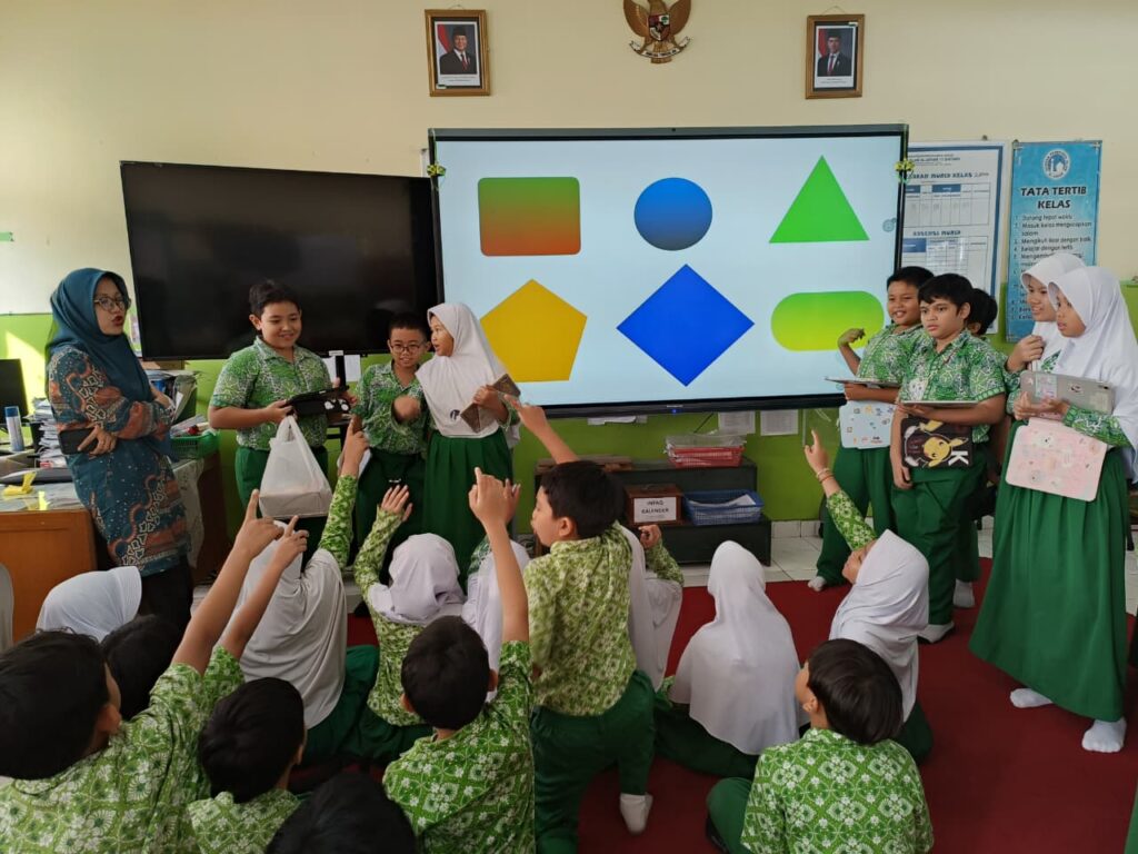 Murid SD Islam Al Azhar 17 Bintaro belajar mengenal bentuk geometri melalui layar digital dalam kegiatan Smart Classroom Digital