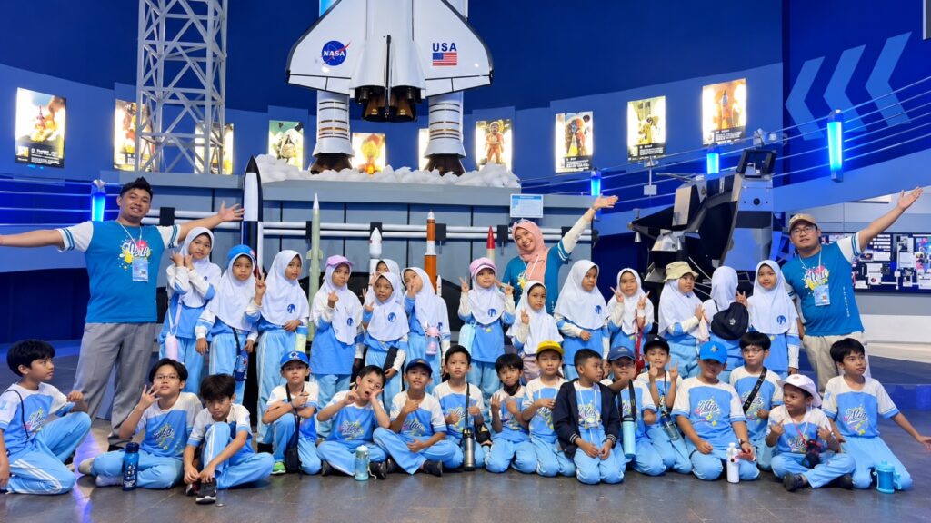 Murid SD Islam Al Azhar 17 Bintaro berfoto bersama di wahana edukasi luar angkasa saat field trip