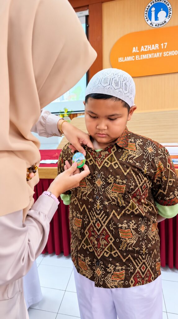 Proses Pelantikan Albin Sahabat Lingkungan (ASL) Murid SD Islam Al Azhar 17 Bintaro