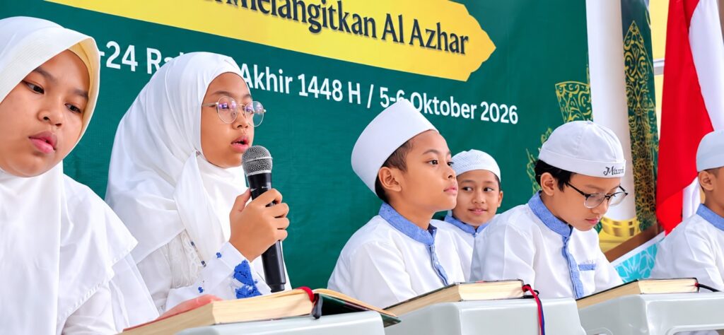 Murid SD Islam Al Azhar 17 Bintaro memperdengarkan hafalan Al-Qur’an dalam kegiatan Tasmi’ Bil Ghaib 5 Juz