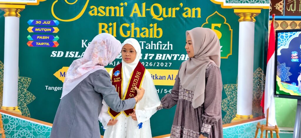 Murid SD Islam Al Azhar 17 Bintaro menerima selempang sebagai Tahfizhah 5 juz dalam kegiatan Tasmi’ Al-Qur’an Bil Ghaib