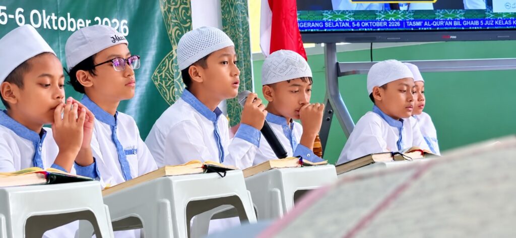 Murid SD Islam Al Azhar 17 Bintaro memperdengarkan hafalan Al-Qur’an dalam kegiatan Tasmi’ Bil Ghaib 5 Juz