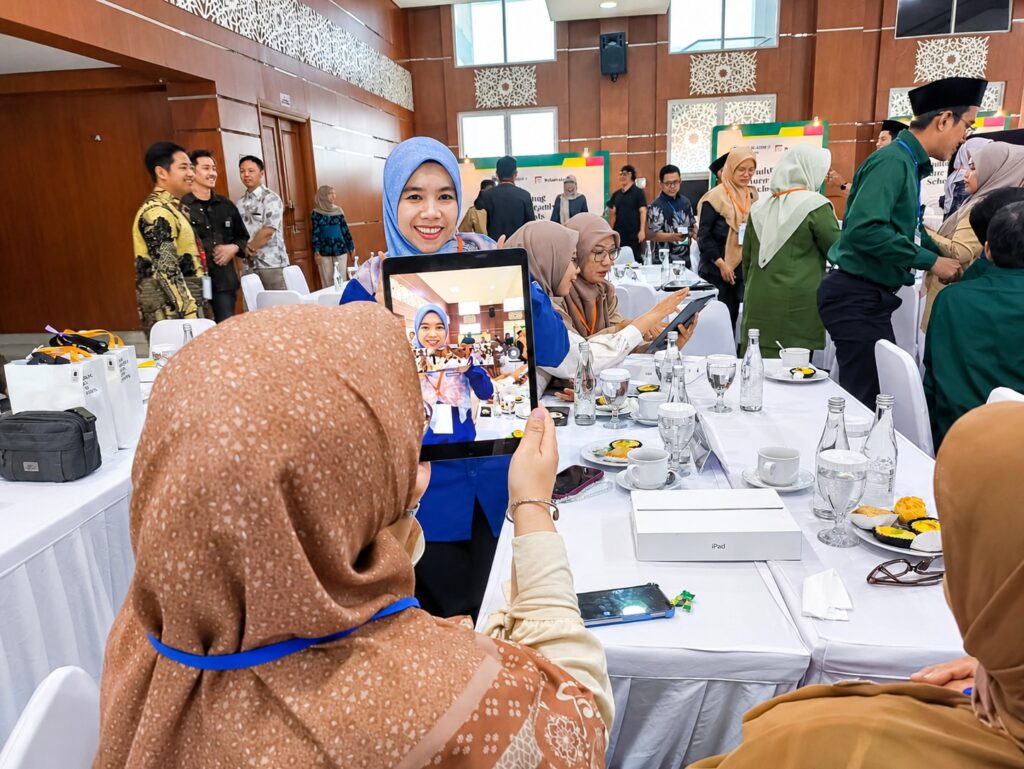 Suasana saat peserta kegiatan membuat kelompok dan melakukan Games Edukatif