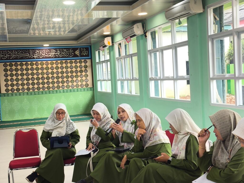 Perwakilan Guru memberikan pertanyaan dalam diskusi